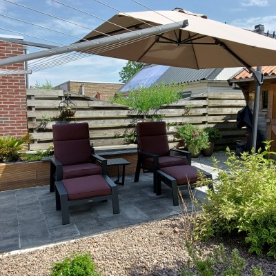 Zweefparasol, parasolvoet en beschermhoes voor op ons terras