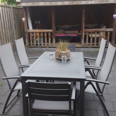 Vanmorgen is ons nieuwe tuinset gebracht.