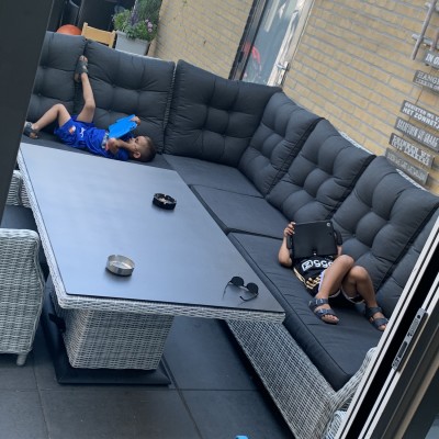 Er word hier goed gebruik gemaakt van de loungeset !