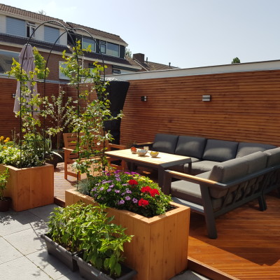 De complete set op ons zelf gemaakte terras.