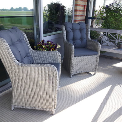 Zelfs ons engeltje is verkikkerd op de nieuwe stoelen