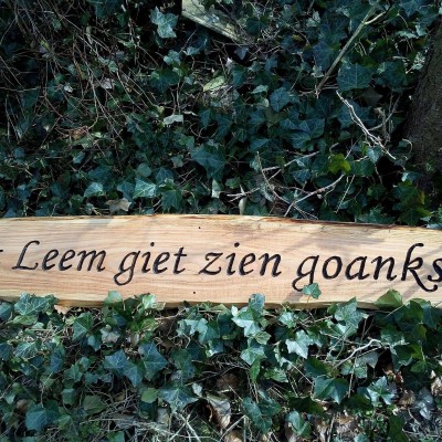Ambachtelijk gevelbord Lariks