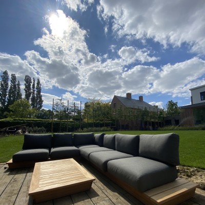Het is een design stuk in de tuin.