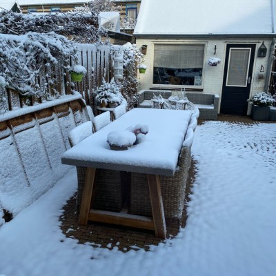 Hij stond nog niet of het begon te sneeuwen.