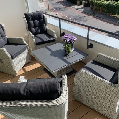 Op een balkon in Zandvoort voor borrel of diner