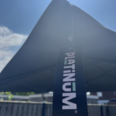 Prachtige zweefparasol Voyager van het merk Platinum