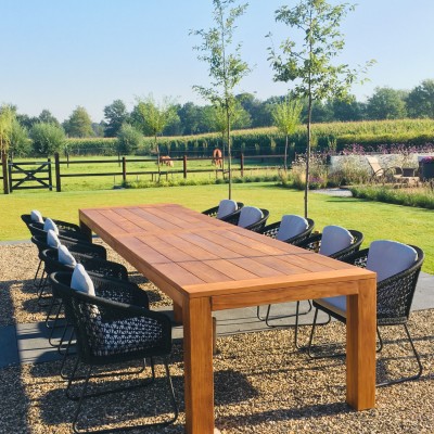 Deze prachtige 4 meter lange teak tafel verdient deze plek!