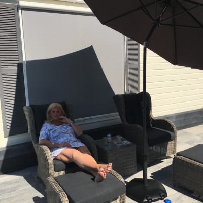Mijn vrouwtje helemaal relaxed in jullie prachtige stoel zij blij ik blij