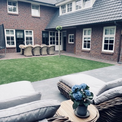 Onze fijne tuin met mooie meubels!