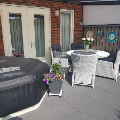 Deze set siert de tuin en maakt ons plekje helemaal af