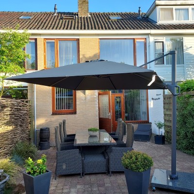 Prachtige tuinset en parasol waar we heel blij mee zijn.