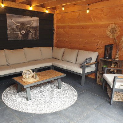 Comfortabele loungeset onder onze nieuwe overkapping met dit Hollands weertje😀