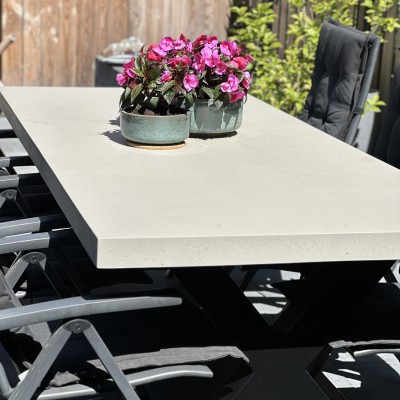 Genieten van onze mooie glasglow tafel van AVH-outdoor
