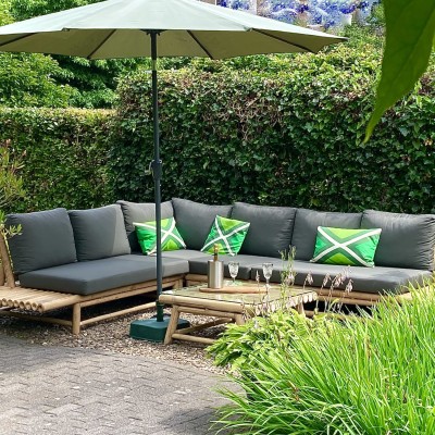 Heerlijk loungen op deze prachtige bamboe banke