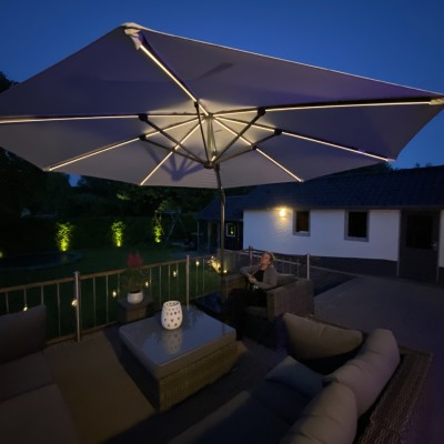 Fantastische sfeer met de platinum glow parasol !