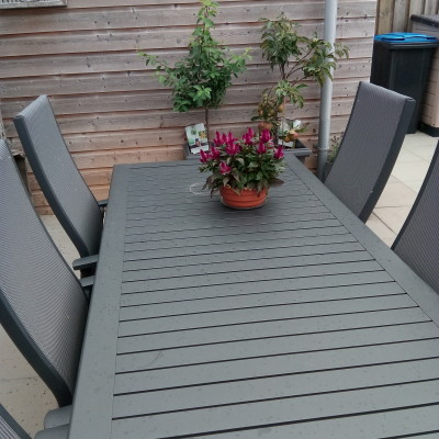 hij staat geweldig in de tuin