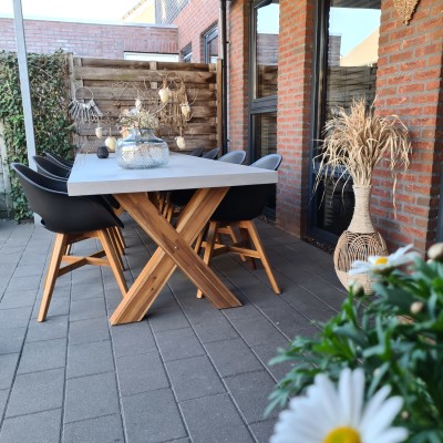 Zeer tevreden met onze robuuste tuintafel met 8 kuipstoelen