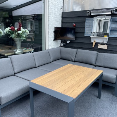 Deze mooie loungeset staat prachtig onder de overkapping