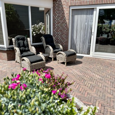 Heerlijke comfortabele luxe loungeset in ons luwe hoekje.