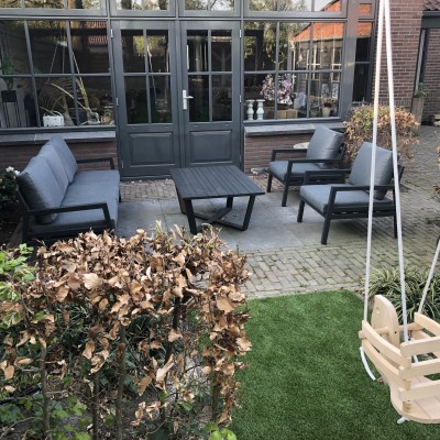 Het gras is groen, de lucht is blauw, de schommel hangt, de lounge set staat!