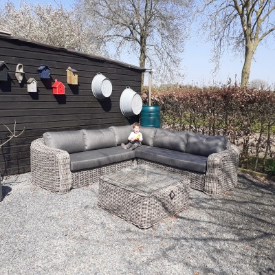 Ohhh Oma wat is je nieuwe loungebank toch groot!