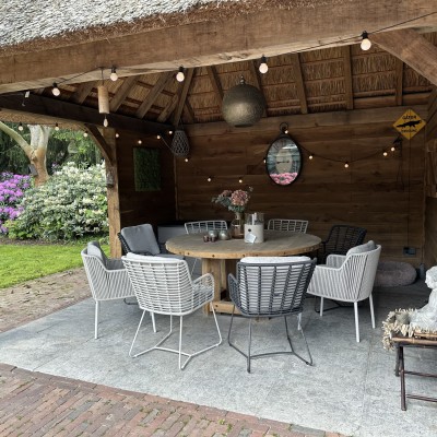 Heerlijk tafelen in de tuin met de mooie stoelen van 4 Seasons Outdoor