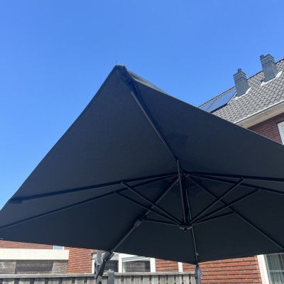 Prachtige zweefparasol Voyager van het merk Platinum