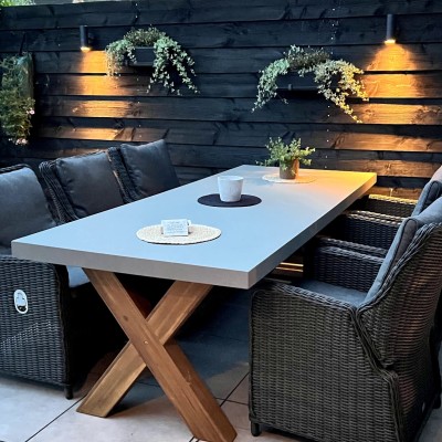 Een mooie foto van onze prachtige nieuwe tuinset van AVH  Outdoor Tuinmeubelen in de avond!