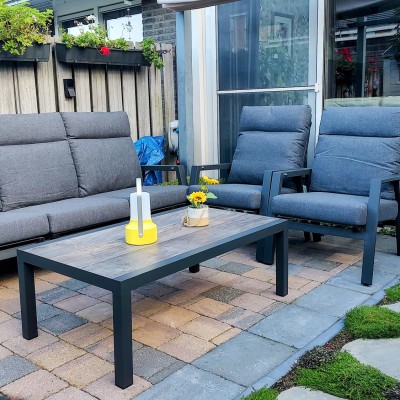 Van de zomerzon genieten in de tuin