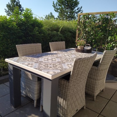 De tuinstoelen staan zo mooi bij onze zelf gemaakte tafel