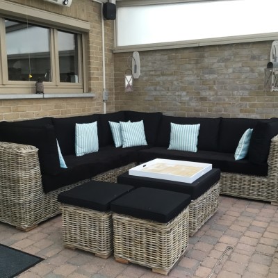 Met onze nieuwe loungeset van AVH Outdoor krijgen we iedere dag een vakantiegevoel !