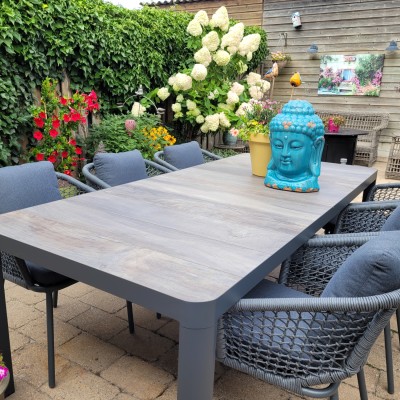 Ik kwam toevallig in Nijkerk terecht op zoek naar een diningtable met stoelen