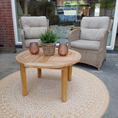 De tafel, de grote stoelen  en het ronde teak tafeltje