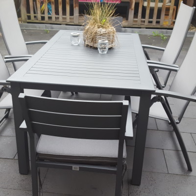 Vanmorgen is ons nieuwe tuinset gebracht.