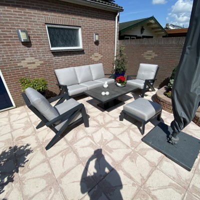 Op dit mooie tuinset kan je niet alleen zitten.