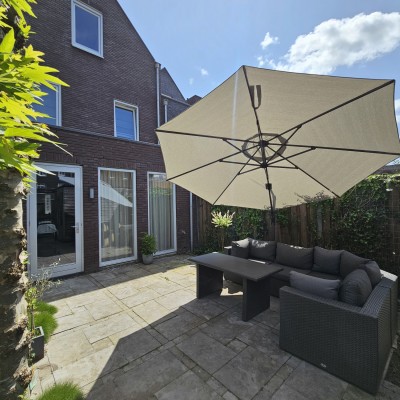Helemaal klaar voor de zomer met deze mooie zweefparasol