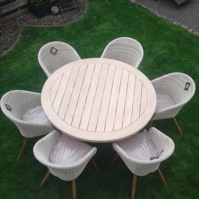 Blij met de mooie tuinset.