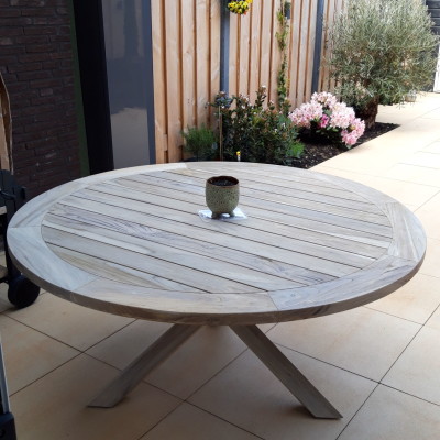Heel blij met onze ronde Louvre teak houten tuintafel.