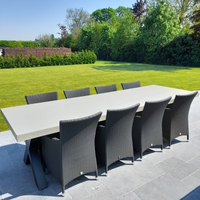 Onze mooie tuintafel van AVH Tuinmeubelen.