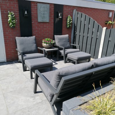 Zelfs in een kleine tuin is het heerlijk genieten op een tuinset van AVH