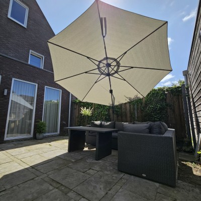 Helemaal klaar voor de zomer met deze mooie zweefparasol