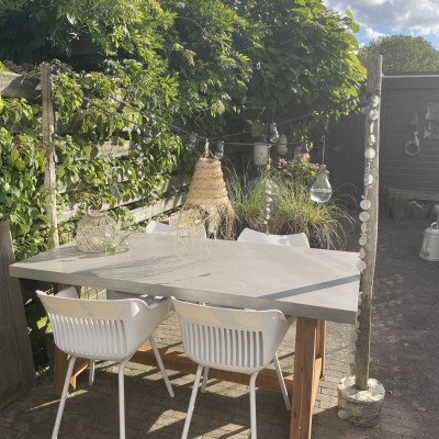 Helemaal blij met onze nieuwe tuintafel 🤍☀️