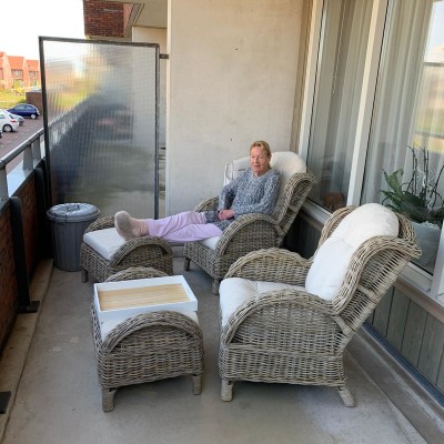 Zo kan oma in deze tijd toch genieten!