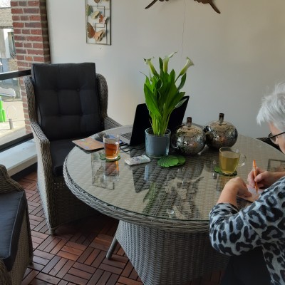Heerlijk aan de tafel werken