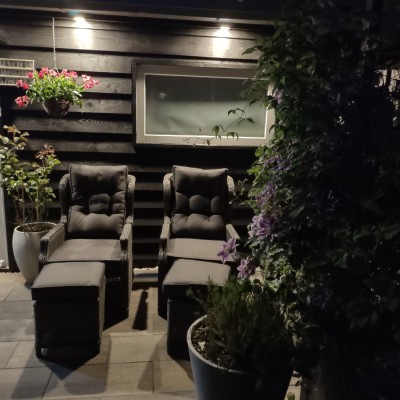 De kwalitatieve lounge set van AVH zit heerlijk,