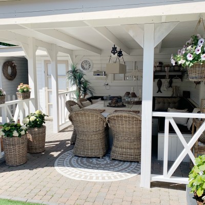 Wat genieten wij van onze tuin in deze rare tijd!