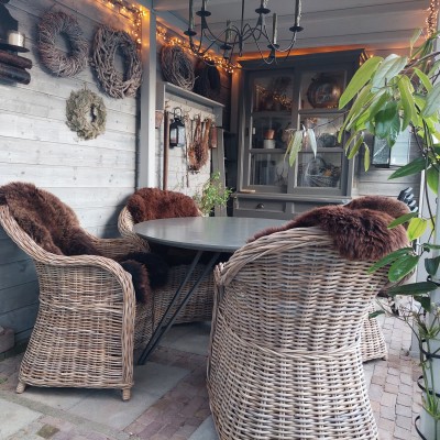 Sfeervol terras onder de overkapping