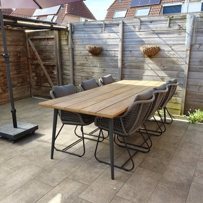 Heerlijk genieten vaan het mooie weer op de prachtige stoelen van AVH tuinmeubelen.