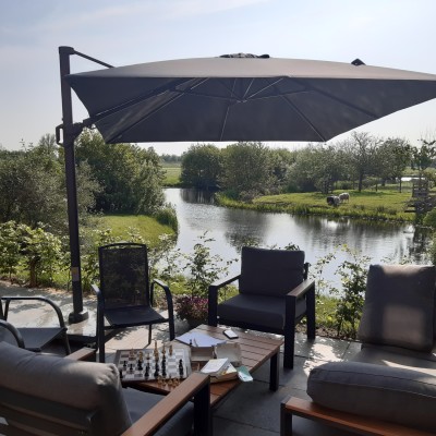 Geweldig uitzicht en mooie parasol op het terras bij onze farm.