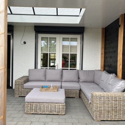 Ook Max geniet van de schitterende loungeset van AVH